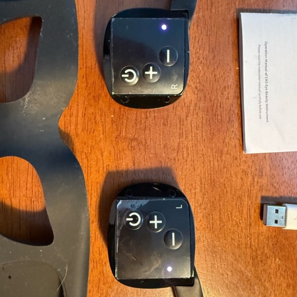 Vilifti Rejuvenating EMS Eye Mask - Black - Picture 3 of 4